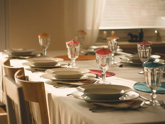 刀是装饰品,叉子用来吃糖。中世纪贵族餐具使用方法竟然是这样?