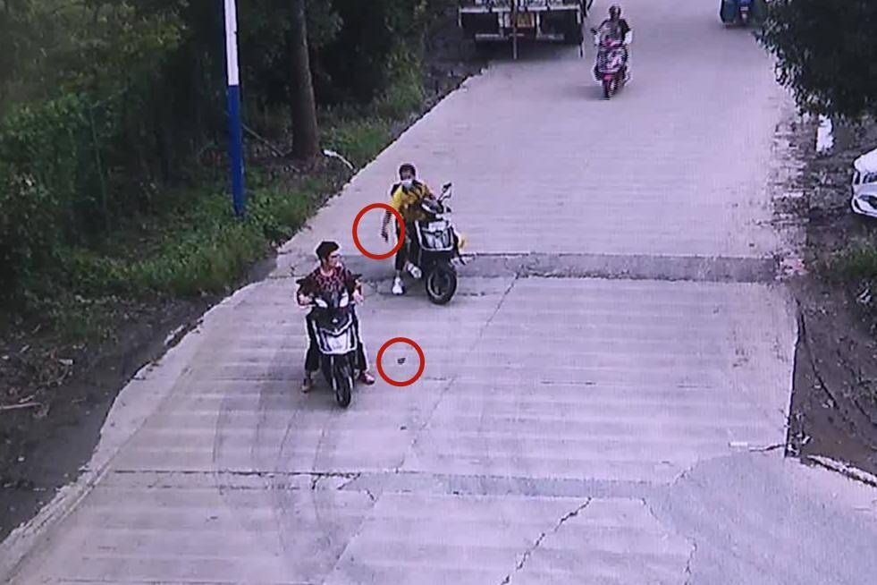 发生口角后,外卖小哥3次捡石头砸骑车祖孙被行拘