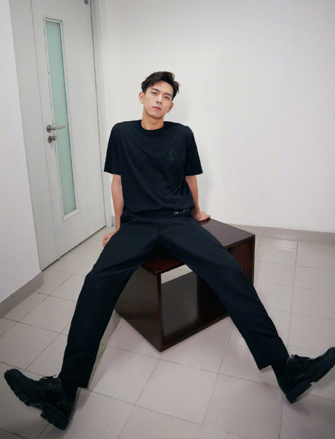 混搭时尚Anna|30岁李现剧外好奢侈,穿5000黑色T恤时髦又年轻,比剧里帅气多了