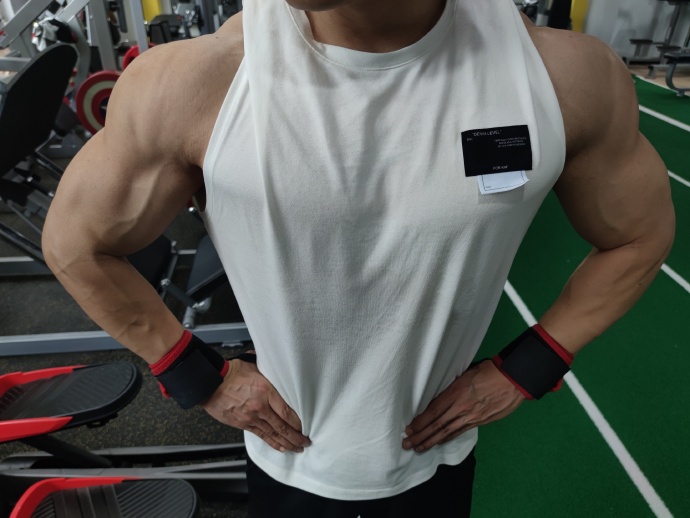 健身圈一哥|胸肌练到拉丝，麒麟臂壮到爆青筋，这样的贴身健身私教棒棒哒！