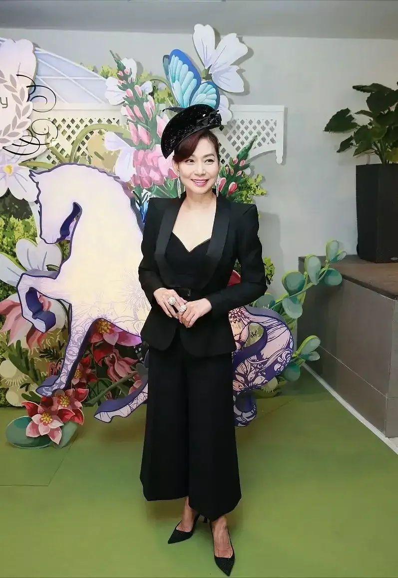 全球时尚号|广美云好飒，穿西装藏不住窈窕身材，不愧是身价上亿的“富太”