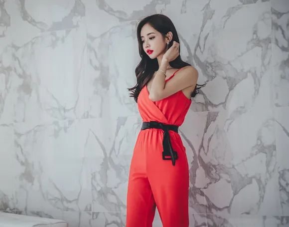 壹品穿搭|女神孙允珠高清时尚搭配：牙买加威士忌胭红妩媚阔腿裤