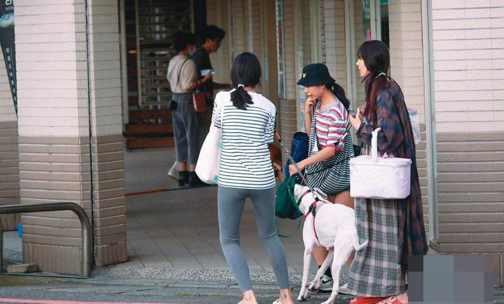 小雪妈妈育儿|向佐晒郭碧婷近照，蓬头垢面素面朝天，网友：孩子面前只有妈妈