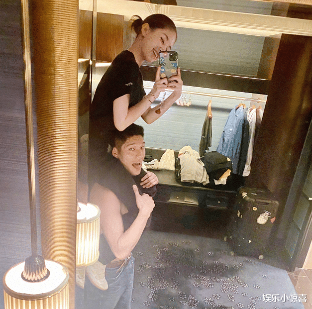 王子文|王子文给儿子庆生，母子俩站星空下亲吻，男友吴永恩不在现场