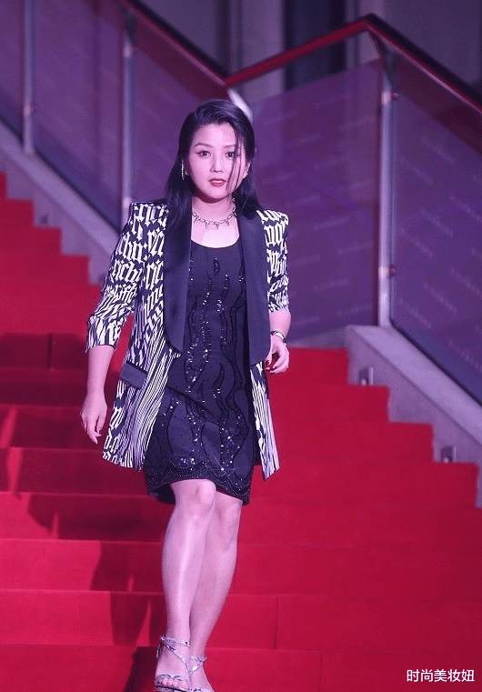 时尚美妆妞|何洁这回造型太成功，穿印花西装配大背头，气场强大又高级