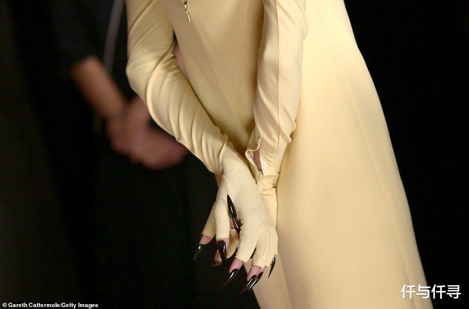 央视|艾美奖红毯火拼，45岁肥凯特对阵25岁DIOR真身安雅，影后的对决