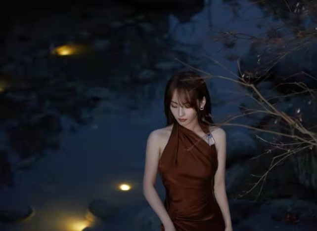 张嘉倪|张嘉倪好拼，前脚在寒风冷水里拍照，后脚就到医院做肩颈针灸，看着好疼