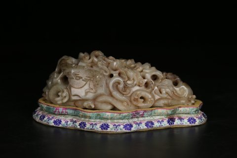 |清代，和田玉“海水龙纹”山子摆件