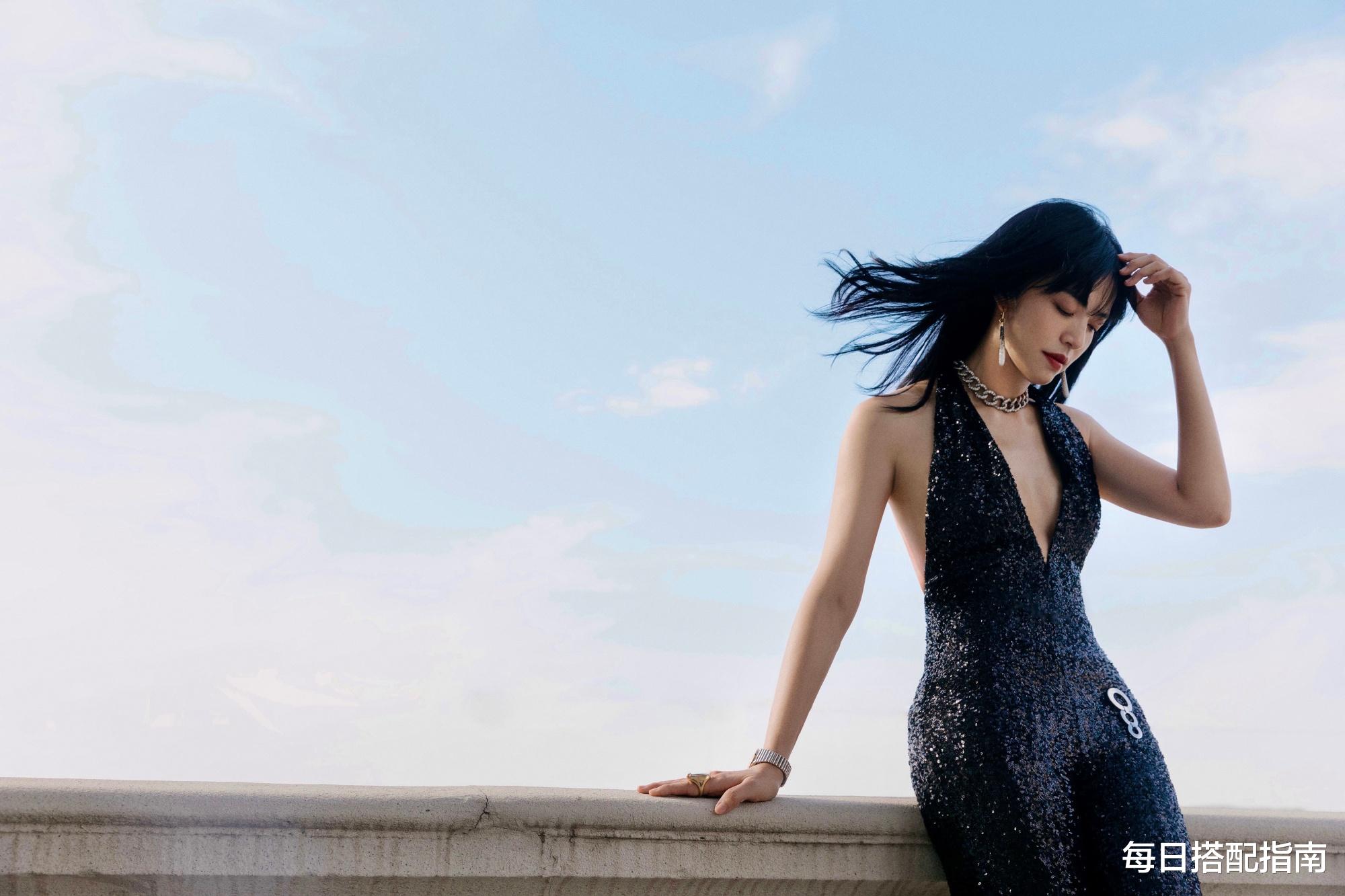 每日搭配指南|姚晨这造型真有韵味,穿亮片连体裤大秀事业线,散发成熟女性魅力