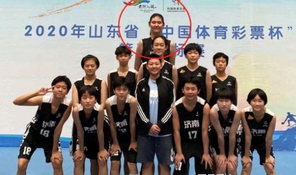 姚明|14歲“女版小姚明”，小試牛刀豪取42分25板，身高超姚明仍在長高