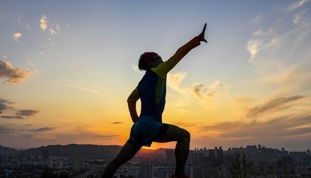 猩猩 人类这么弱，连猩猩都打不过，人类祖先是怎么活下来的？