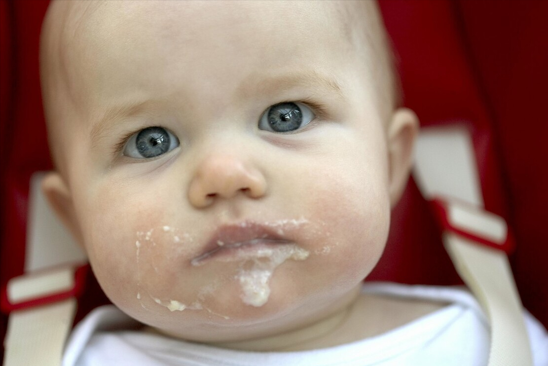 母婴参考|宝宝哭闹烦躁不安?可能是过度喂养,父母要注意!