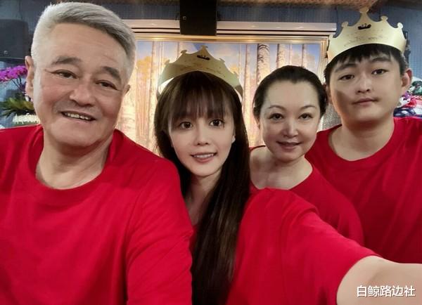 赵本山|63岁赵本山近照曝光！穿红衣为龙凤胎庆生，在家吃冰棍钓鱼太悠闲