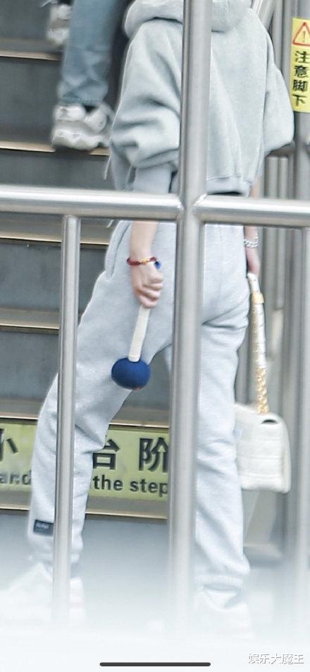 赵丽颖|赵丽颖刚离婚两天就投入工作太拼，手拎养身锤太起范，涂美甲寓意心情灰白？