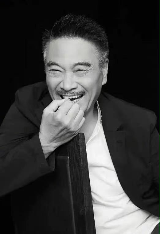 吴孟达|吴孟达出殡现场：爱妻满脸哀伤靠人搀扶，18岁儿子憔悴双眼微肿