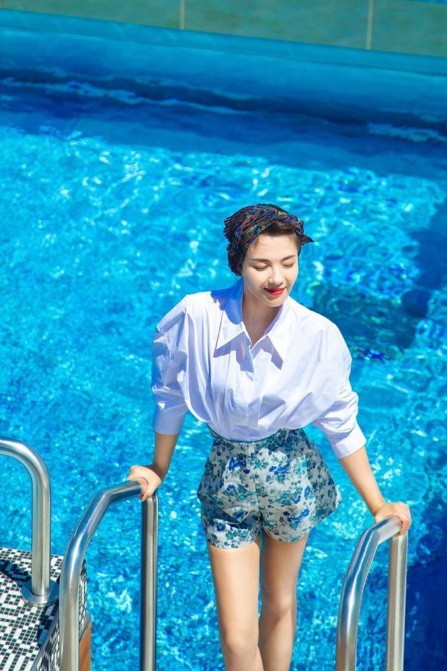 |刘涛很懂扮“小女人”，穿花短裤秀腿不算啥，系发带减龄又优雅