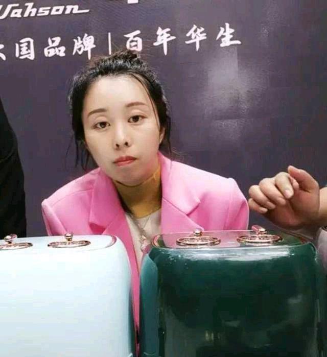 打call|田静直播从早忙到晚，许妈姚爸为其打CALL：浓妆出镜却遮不住疲惫