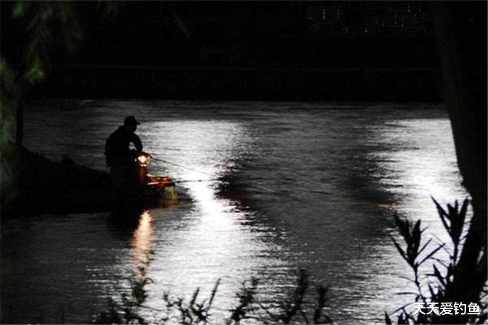 |夜钓跟白天钓鱼最大的区别,就在选择钓位上,跟白天刚好相反!