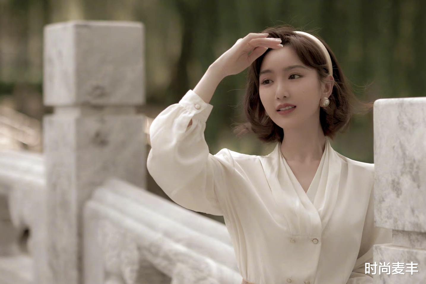 时尚麦丰|毛晓彤仿邓丽君造型，白色衬衫配格纹半身裙，浓浓的复古风