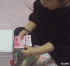 |“新来的英语老师，这还有心思上课吗？”
