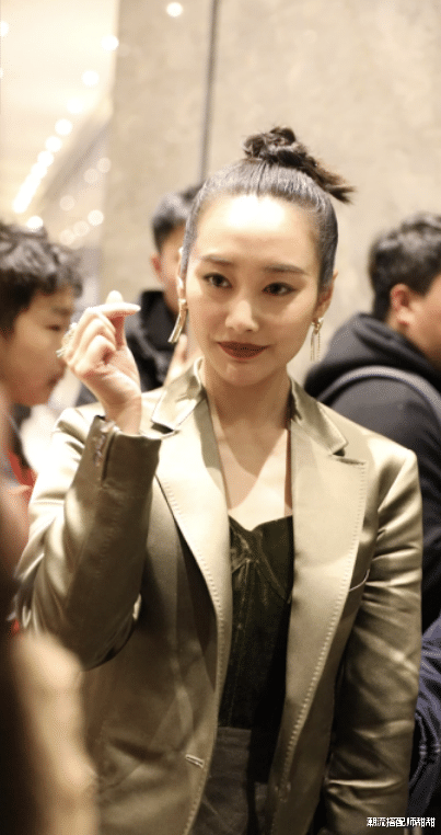 发型 李纯这发型我都替她疼，贴头皮发型暴露发际线，更显“天庭饱满”