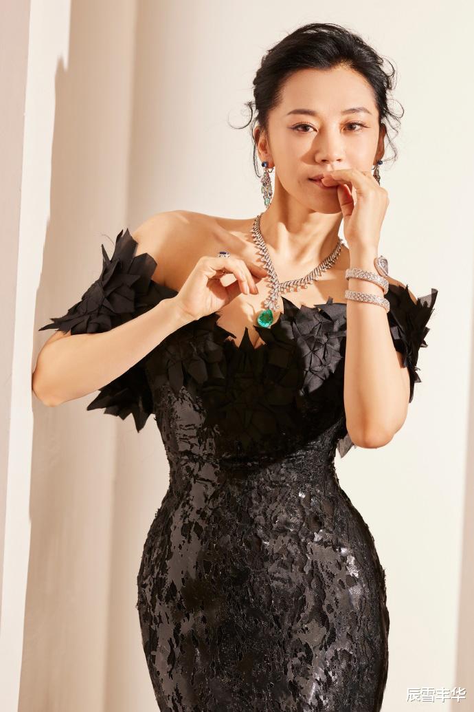 辰雪丰华 52岁的许晴状态也太好了！用贴身礼服裙包裹身材，宛如一条美人鱼