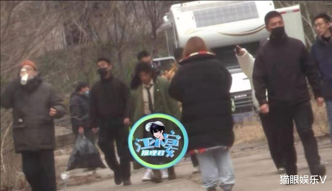 成龙|王宝强挑战爆炸头,裹着军大衣打扮接地气,美女助理在身旁紧跟