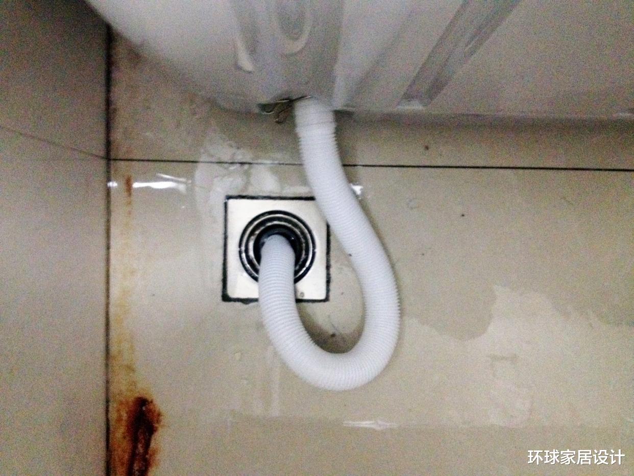 洗衣机排水管不要直接插在地漏里,容易溢水和反味,改一下更好用