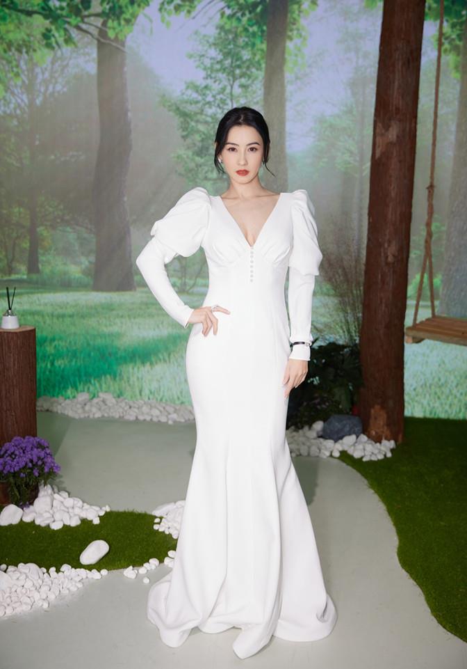 张柏芝|张柏芝浴缸拍片,穿白色礼服裙坐秋千蜂腰抢镜,41岁单身真是可惜