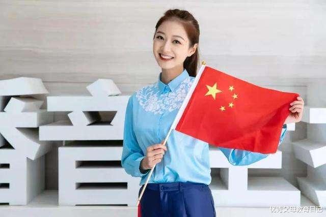 主持人|“领诵员”冯琳再次公开亮相，褪去青涩学生气，取而代之愈发知性