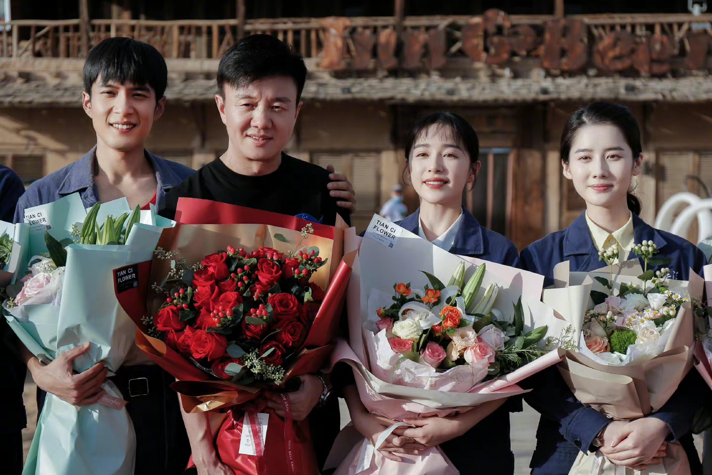 梁洛施|阚清子新剧杀青，搭档韩东君出演女工人，合照被旁边的女二比下去了