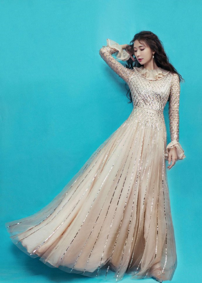 林志玲|被林志玲的曲线美到了，一袭“裸色裙”身材窈窕，成熟魅力挡不住