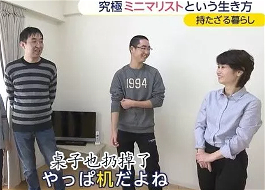 |日本40岁主妇断舍离上瘾，家里沙发桌子全都扔掉，只剩3把椅子？