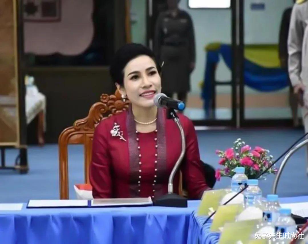 兔子先生时尚社 诗妮娜现在才发现，苏提达绝非等闲之辈，自己只是泰王的一个玩偶