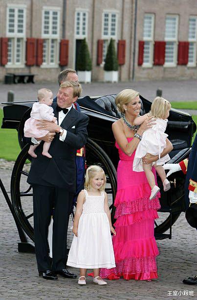 荷兰 荷兰俩公主幼时被迫营业，大合影时跑走玩闹，马克西玛也喊不住