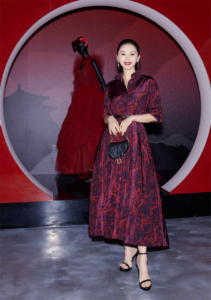 Ellie时尚咖|王子文真舍得花钱，机场穿条裙子就要8000，搭配单肩包意外好看