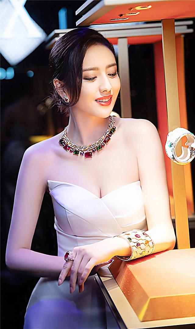 佟丽娅|佟丽娅内衣照曝光，身材妩媚迷人性感依旧，网友：真是魅力十足呀