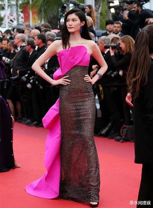 易烊千玺|这些年，明星在红毯上的“黑历史”造型，奇葩到让人看不懂