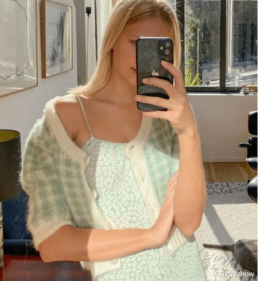 卡莉时尚show “奶奶衫”复古回潮，配上裙子优雅又浪漫，秋天没它怎么行？