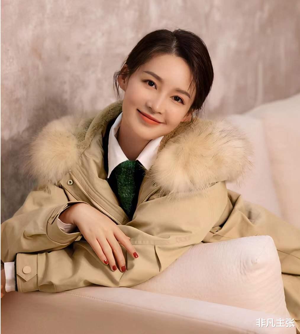 李沁|如何用棉服搭出时髦潮感？学学李沁的穿搭，温度风度双nice