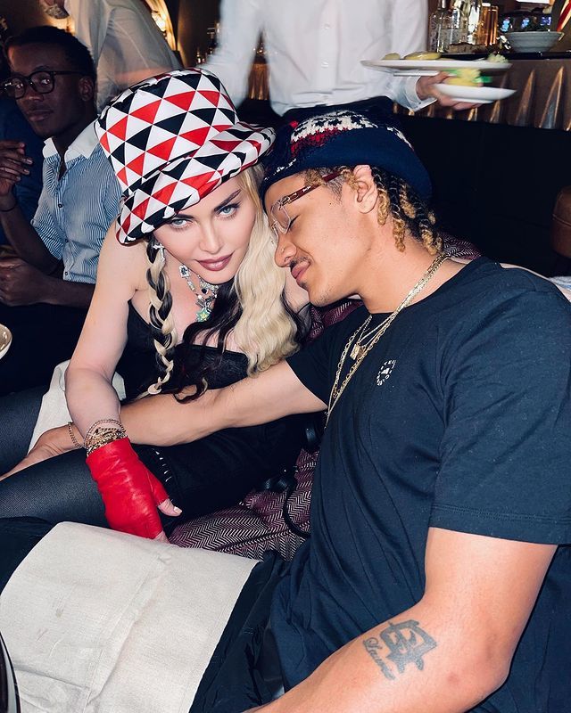 麦当娜|63岁麦当娜久违同框27岁男友，甜蜜相依，脸庞似少女臂膀忘了精修