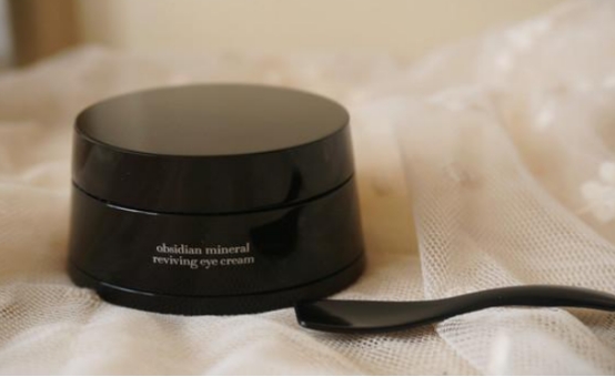 面霜 适合50岁女人的护肤品有哪些?这5款价格亲民,淡纹紧致效果惊艳