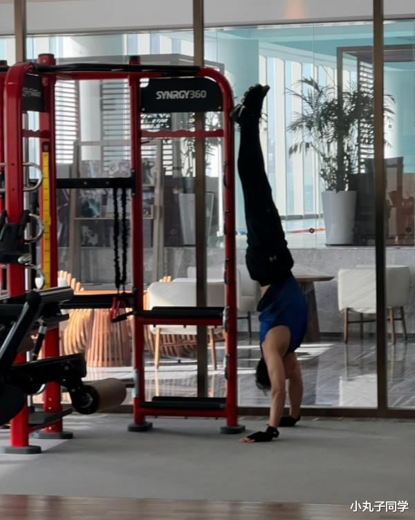 杨采钰|29岁杨采钰晒健身照，秀4块腹肌，颜值超美身材绝佳