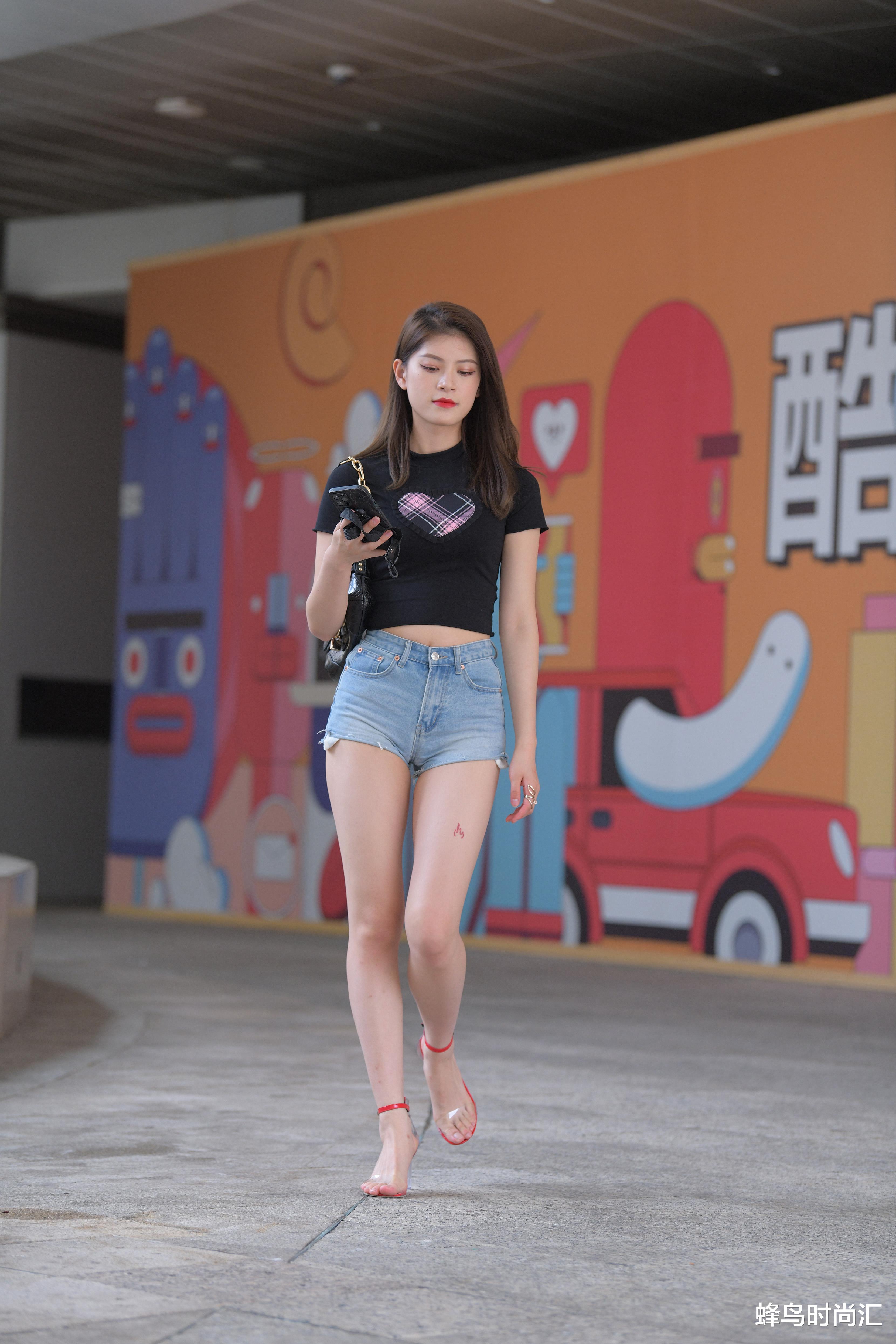 蜂鸟时尚汇 性感与时尚如何结合，美丽的她给你答案，太美了