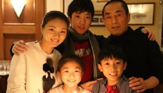 张艺谋|张艺谋：给小11岁岳母尽孝坦然从容，你们就是我的亲人