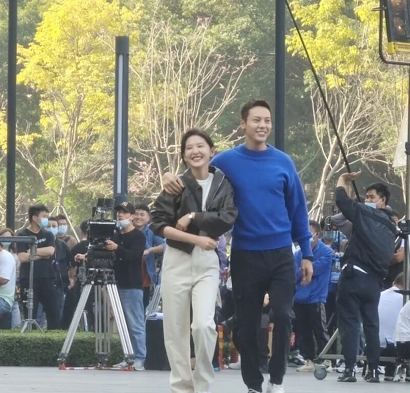 陈伟霆|陈伟霆拍戏被偶遇，本人腼腆和善斯文，女主面部浮肿引发热议