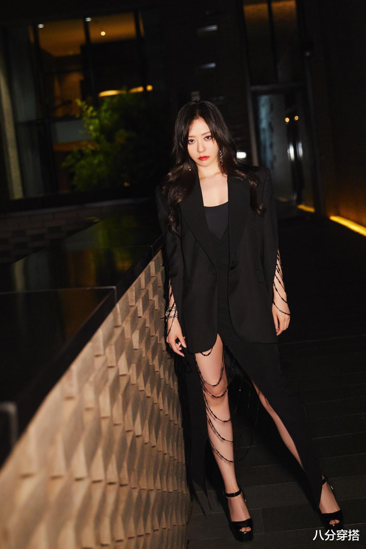 八分穿搭 张靓颖真是微胖界代表，穿西装和开衩裙秀“酒杯腿”，气质太招摇