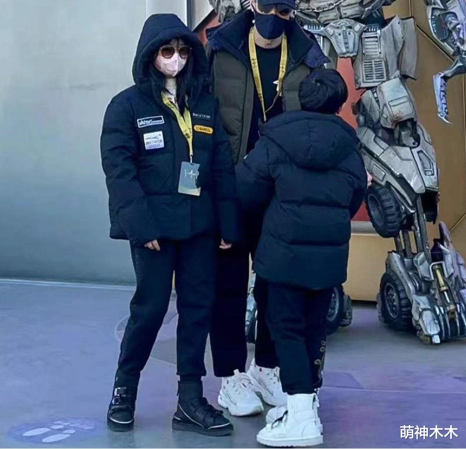 李靓蕾|吴尊携家人北京出游，身穿过万奢华羽绒服，妻子却因穿太少被吐槽