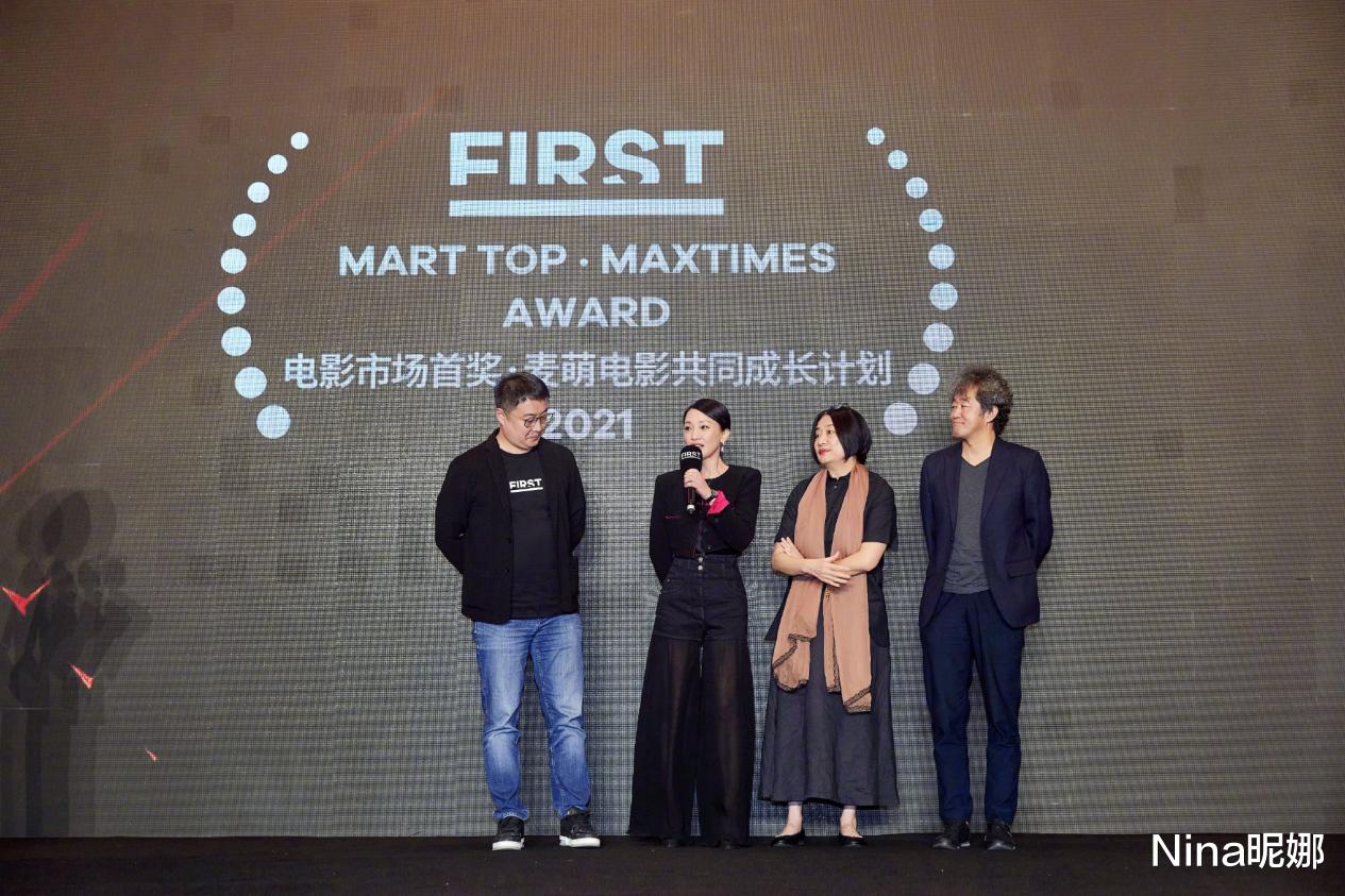 羽绒服|周迅恋情曝光后现身机场，穿羽绒服九分裤格格不入，手戴念佛器真佛系