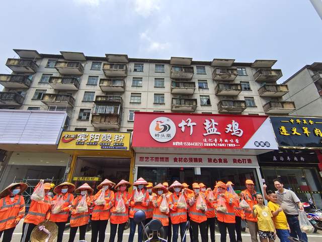 广西生活圈 竹盐鸡创始人朱世才慰问环卫工人 向城市美容师致敬